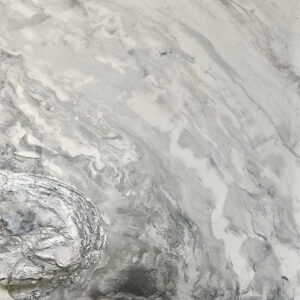 Ein graues Marmor Kunstwerk von Jennit in marble weiß und Stein in dem ein echter Bergkristall zu sehen ist.