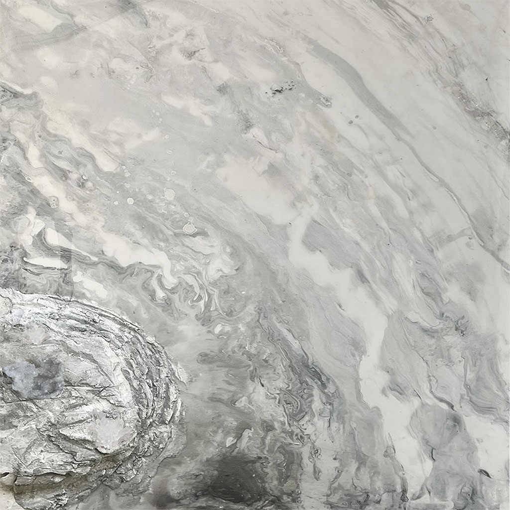 Ein graues Marmor Kunstwerk von Jennit in marble weiß und Stein in dem ein echter Bergkristall zu sehen ist.