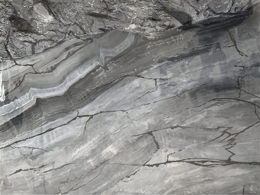 Großes graues Kunstwerk in marmoroptik hochglanz der Künstlerin Jennit aus ihrer Serie Marbleous mit echten Bergkristall und Anthrazit in