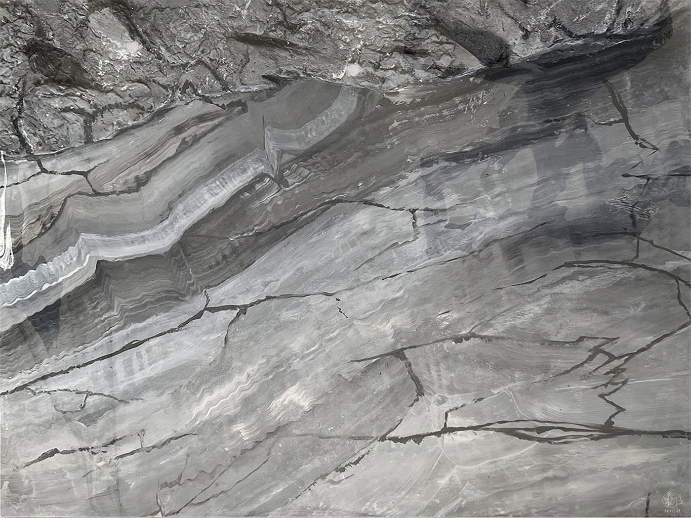 Großes graues Kunstwerk in marmoroptik hochglanz der Künstlerin Jennit aus ihrer Serie Marbleous mit echten Bergkristall und Anthrazit in