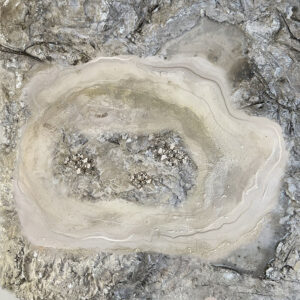 Minimalistisches Kunstwerk in champagnergold, beige und Pyrit Mineralien eingearbeitet in rauer SteinKunst in taupe.