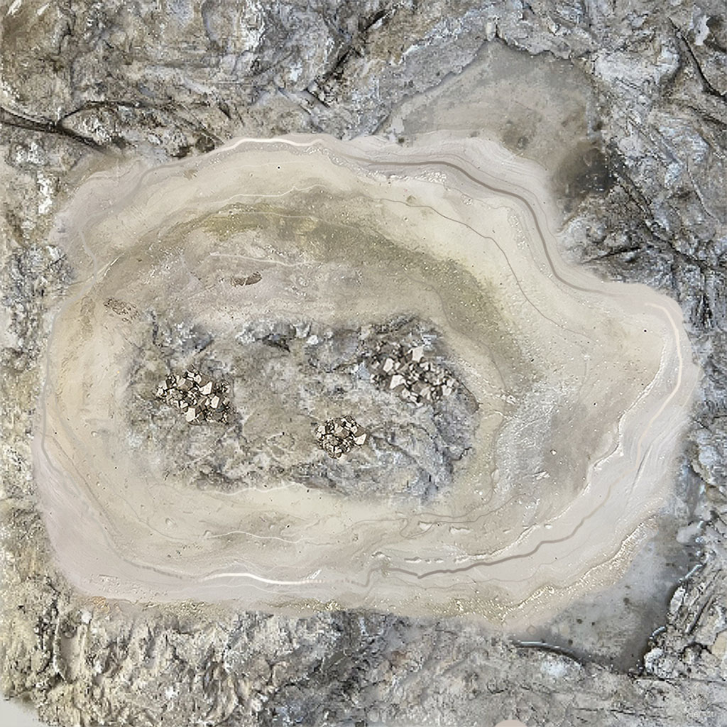 Minimalistisches Kunstwerk in champagnergold, beige und Pyrit Mineralien eingearbeitet in rauer SteinKunst in taupe.