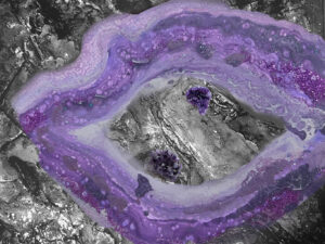 Ein Riesen 2m Amethyst-Kunstwerk in violett in Acrylpouring Technik mit grauem Stein und echten Amethyst Mineralien