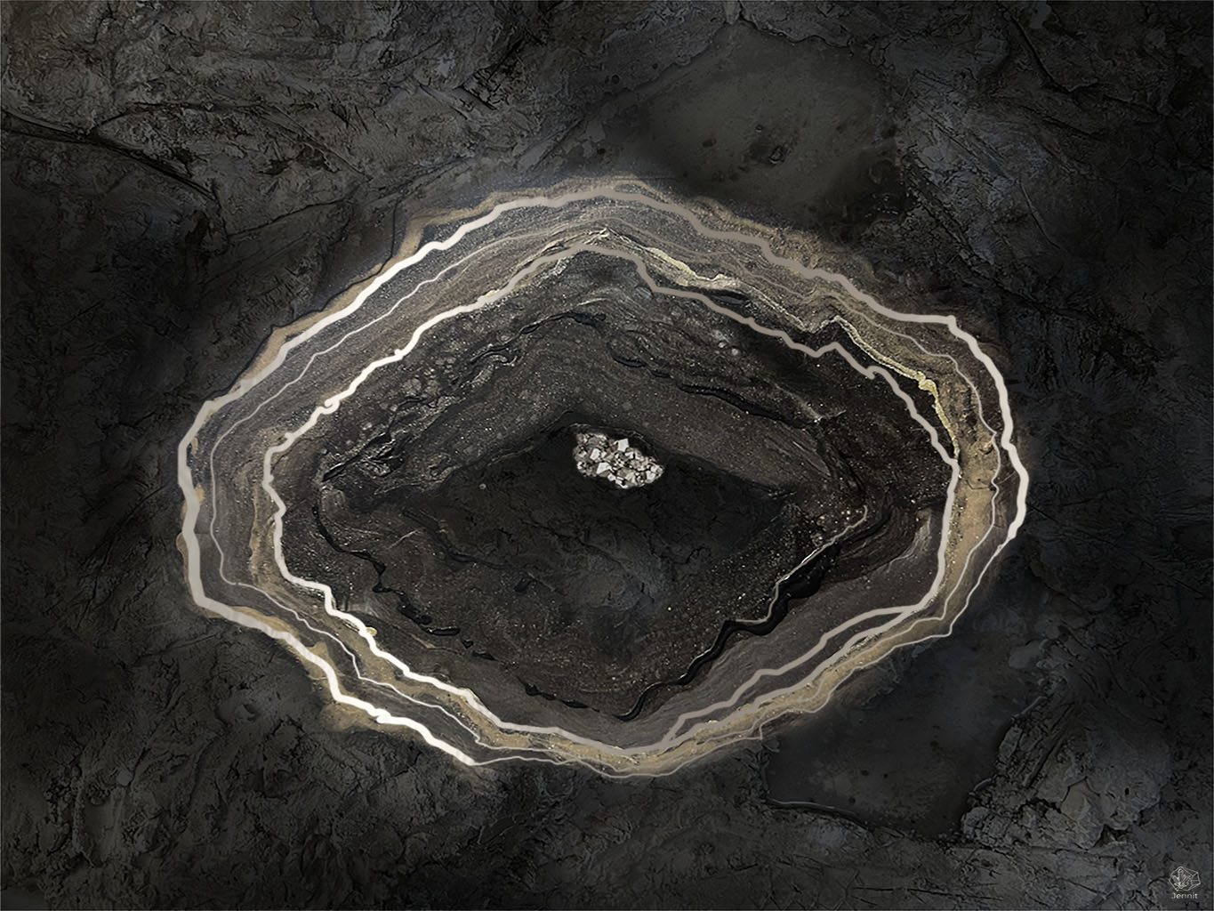 Luxuriöses, modernes dunkles Kunstwerk aus Stein mit gold, hauptsächlich schwarz & taupe mit Pyrit und innen einer Geode der Serie Phaos von Jennit