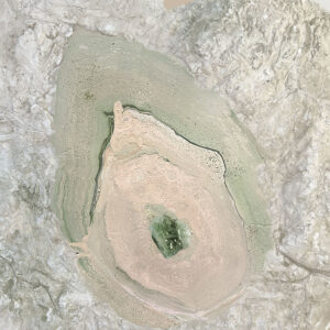 Minimalistisches Kunstwerk in eukalyptus mintgrün und beige von Künstlerin Jennit in Acrylpouring-Technik mit grünen Halite und Stein Art