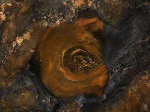 Ein großes modernes Kunstwerk von Jennit passend zum Industrial Design Stil in schwarzem Stein, mit oxidiertem kupfer und bronze und echtem schwarzen Turmalin umgeben von braunem Achat gemalen in Acryl