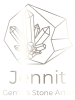Das ist ein Logo von Jennit, einem Gems & Stone Artist, indem eine Bergkristalldruse abgebildet ist in eine, Stein.
